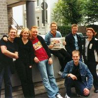 Gruppenbild mit Fachzeitung