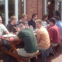 Leckeres Essen auf dem Bahnsteig