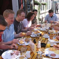 Gut gedeckte Frühstückstafel in der Innenstadt