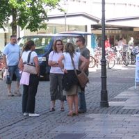 Warten vor der Sparkasse