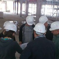 Helmchentreffen auf der Baustelle
